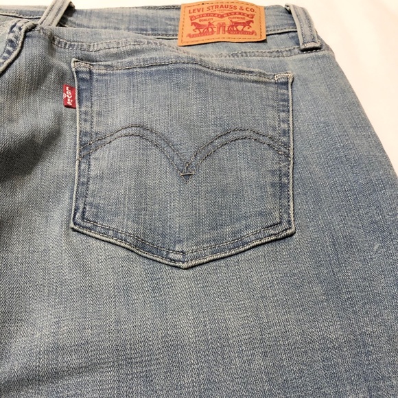 Levi’s Women’s Light Wash Stretch Capri Jeans - 29 - Picture 3 of 16